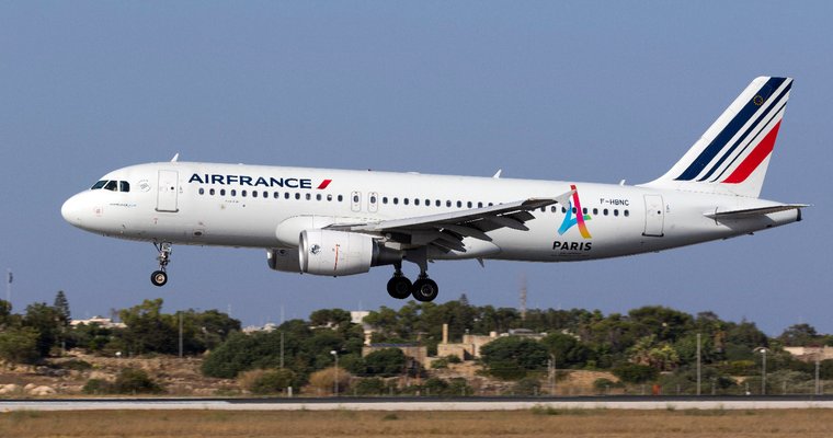 Air France Airbus A320-214 [F-HBNC] landing runway 31.