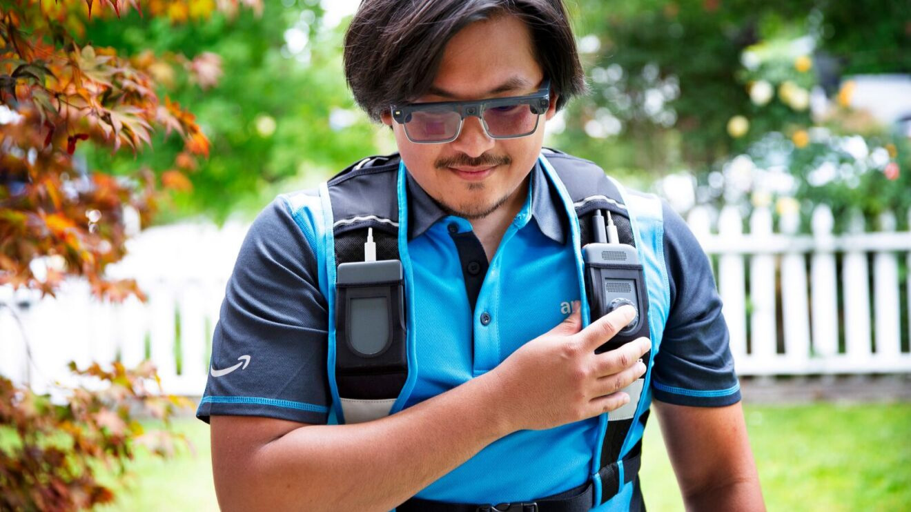 Amazon 智能送货眼镜概念图：司机戴着眼镜查看配送信息