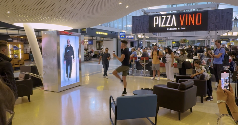 Howie Mandel appears at JFK airport via hologram - Vimarsana News