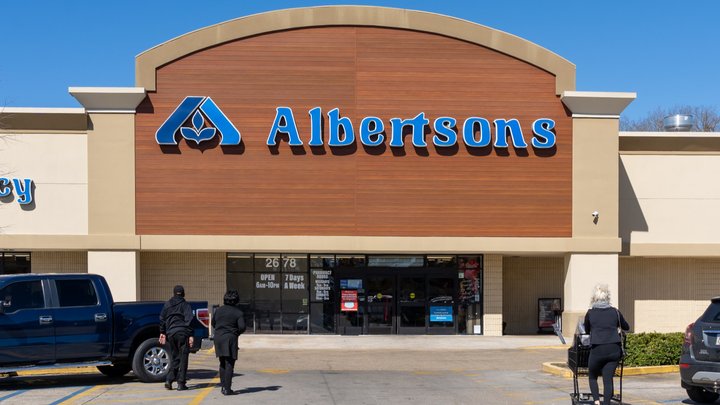 Albertsons adds travel perk for loyalty members