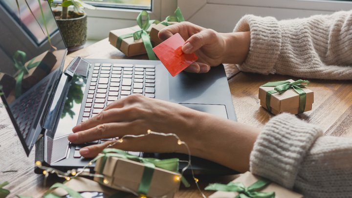Online holiday shopping season to hit $253B