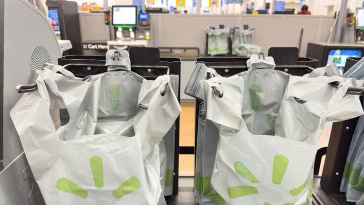 Walmart store sales appear immune to economic challenges