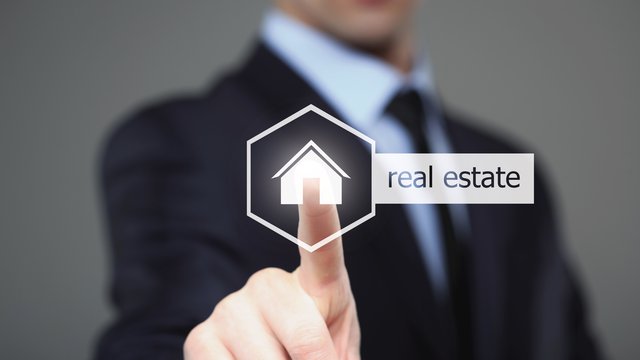 Digital signage boosts real estate customer experience