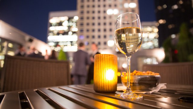 How restaurants with large outdoor spaces can maximize profits in the summer