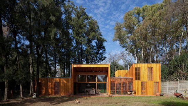 Green-roofed Argentinian home boasts thermally efficient envelope