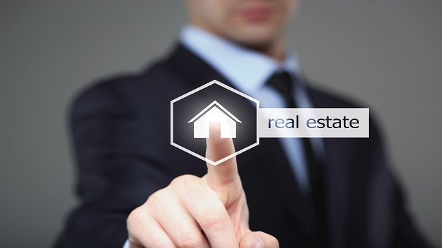How digital signage boosts the real estate customer experience