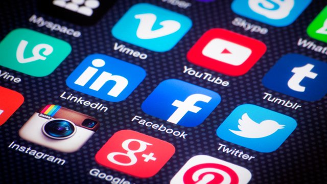 Can Facebook and Twitter accelerate retail m-commerce markets?