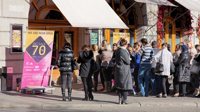 3 tips to engage retail customers as they wait