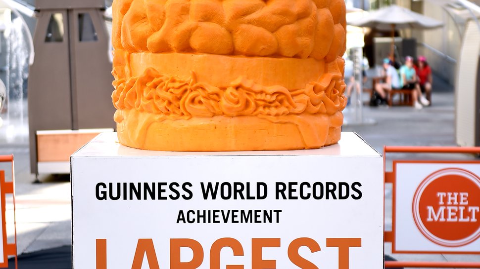 The Melt creates 1,524pound cheeseburger out of cheese to break