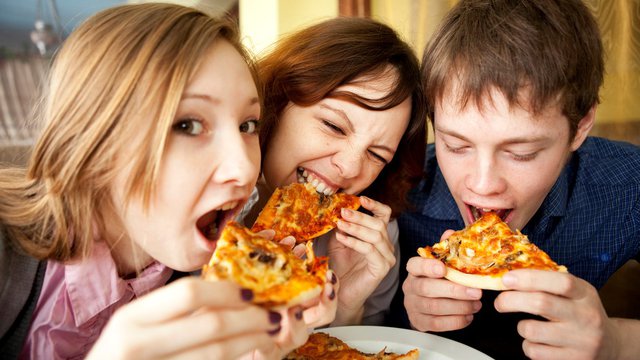 Gen Z spends most their cash on restaurants: 4 ways pizza operators can get it