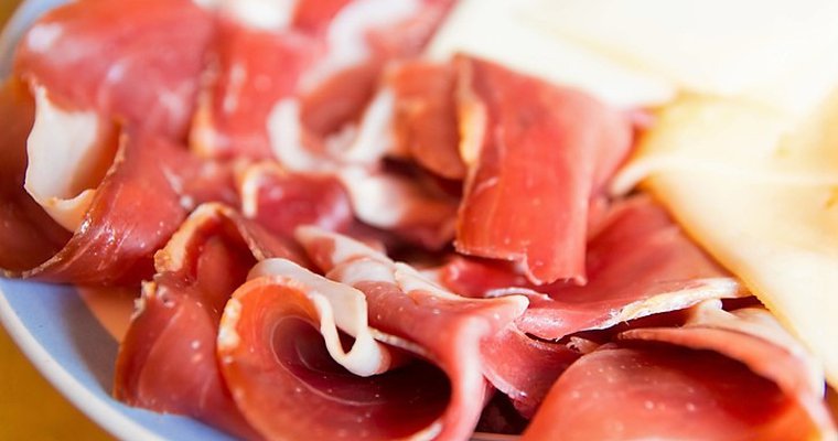 Japan pork farm installs meat vending machine - Vimarsana News