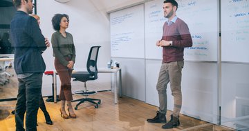 Leading open and closed people