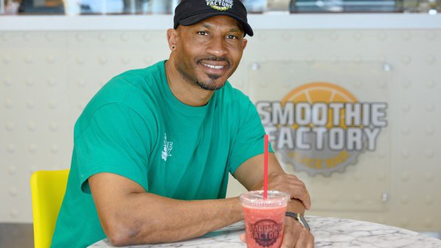Un ancien Cowboy de Dallas ouvre le Smoothie Factory Juice Bar
