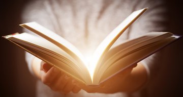 Ways leaders can capture readers' attention