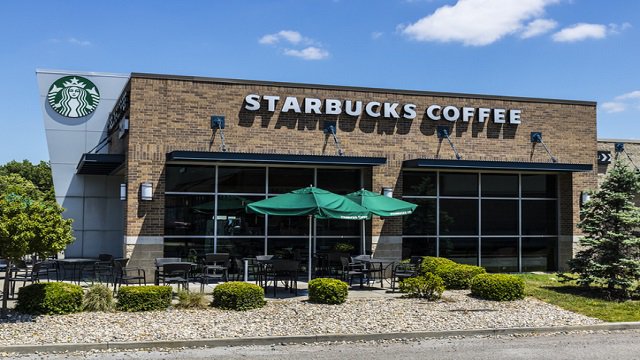 Les États-Unis sont sur la même voie COVID-19 que la Chine, selon le chef de Starbucks