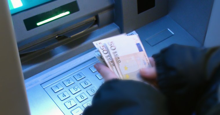 pandemic hurt uk atm cash use atm