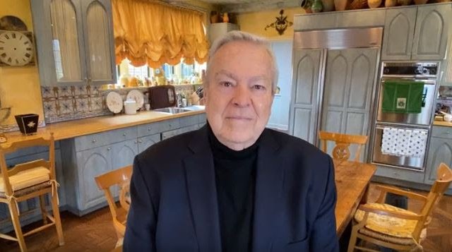 Bill Kurtis utilise une voix emblématique pour soutenir l'industrie de la restauration